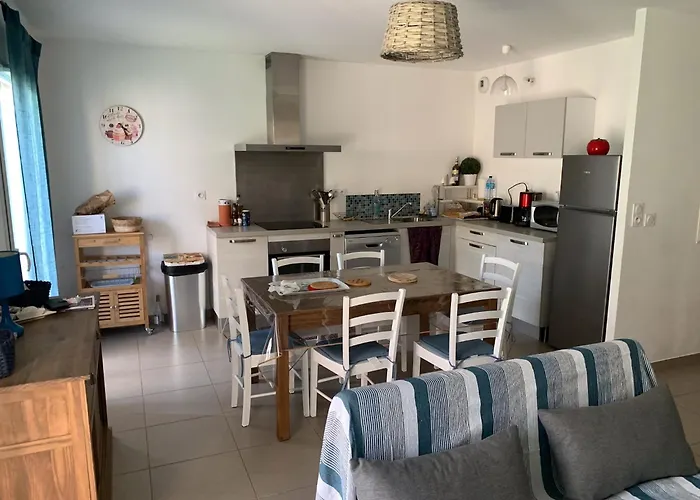 Bord De Mer, Commerces Riviere 15mn Holiday home *